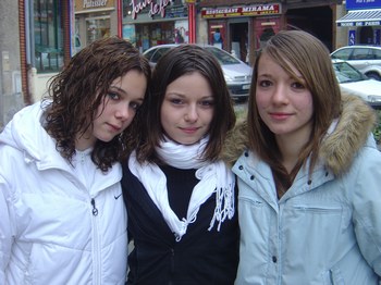 Voila c moi avc Elodie (bichoute) et julie (ti boudin) lol !!! Elle son tro tigente jlé coné depui pa lonten é jlé zadore déja !!! gros KisSsOoOuUu à vou 2 !!!
